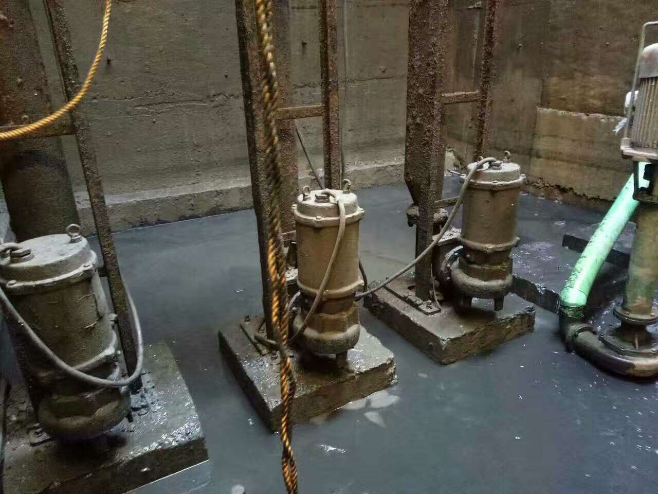 突泉污水池清理