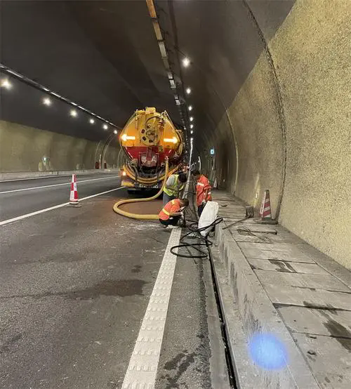 突泉隧道排水渠清淤